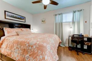 um quarto com uma cama e uma ventoinha de tecto em Perfect Condo Stay Near Downtown Austin and UT em Austin