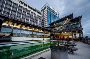 Bazén v ubytování Kingwood Hotel Sibu nebo v jeho okolí