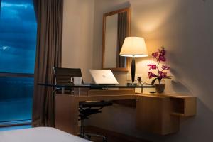 Postel nebo postele na pokoji v ubytování Kingwood Hotel Sibu