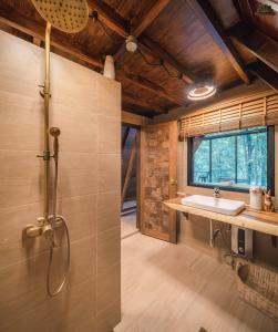 Koupelna v ubytování Kenaray Farmstay riverside + 37 fotografií