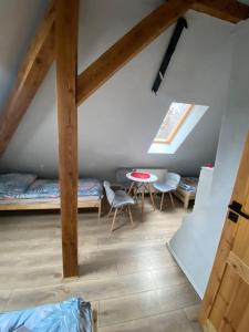 Pokój z 2 łóżkami piętrowymi i stołem w obiekcie Kamienica Żołnierska 2 mieszkania numer 4 i 5 w Olsztynie