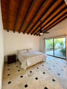 1 dormitorio con 1 cama y ventilador de techo en Beautiful Residence in Marina, Vallarta, en Puerto Vallarta