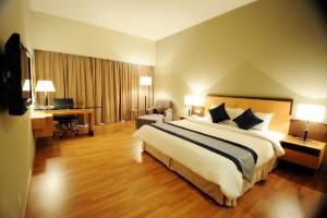 Postel nebo postele na pokoji v ubytování Kingwood Hotel Sibu