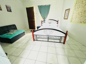 - une chambre avec un lit et un canapé dans l'établissement The Studio byTERBAIKhome, à Puerto Princesa