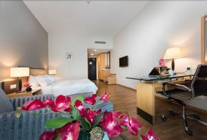 Postel nebo postele na pokoji v ubytování Kingwood Hotel Sibu