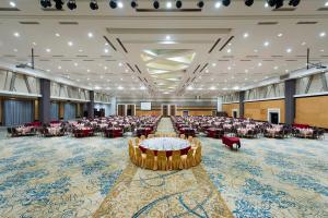 una grande stanza con tavoli e sedie di Kingwood Hotel Sibu a Sibu