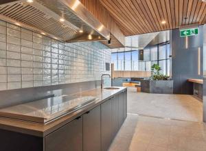 Una cocina grande con fregadero y encimera. en L19 Spacious Apt, Wi-Fi, Parking by Stylish Stays, en Brisbane