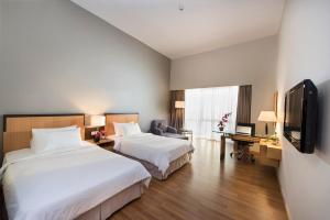 Postel nebo postele na pokoji v ubytování Kingwood Hotel Sibu