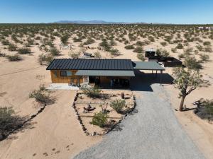 une vue de tête sur une maison dans le désert dans l'établissement Views, Hot Tub, Fire Pit, 3 Acres, à Sunfair Heights