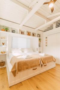 1 dormitorio blanco con 1 cama grande en una habitación en The Guava Shack en Inbu