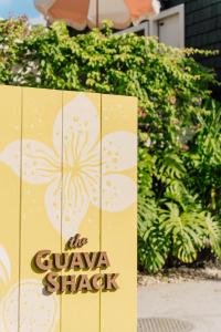 una señal para la cabaña de guayaquil shikarma en The Guava Shack en Inbu