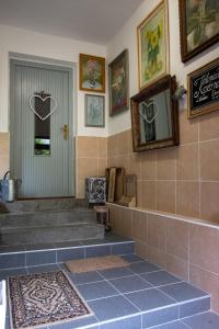 una hall con scale, porta e tappeto di Chaloupka pod skalou a Libošovice