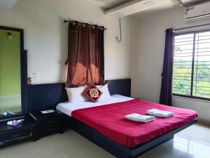 una camera da letto con un letto con due asciugamani sopra di The Blue View - sea view villas a Ratnagiri
