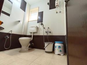 bagno con servizi igienici e cestino di The Blue View - sea view villas a Ratnagiri