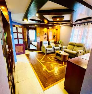 uma sala de estar com dois sofás e uma mesa em Hostmandu B&B em Patan