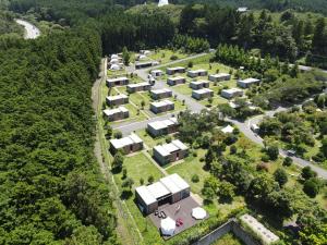 una vista aérea de un grupo de casas en un bosque en Fujino Kirameki Fujigotemba, en Gotemba
