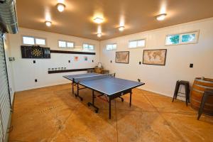 una mesa de ping pong en una habitación con ventanas en Peppertree Lane Ranch -- Seven-Acre Ranch in the Heart of Wine Country en Temecula