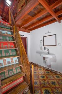 ein Bad mit einer Treppe und einem Waschbecken in einem Zimmer in der Unterkunft Anamala Serenity Homestay Kerala in Lakkidi