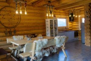 une salle à manger en bois avec une table et des chaises en bois dans l'établissement Sielsko Anielsko, à Stryszawa
