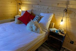 un dormitorio con una cama con dos animales de peluche en Sielsko Anielsko en Stryszawa