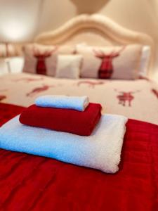 een stapel handdoeken zittend op een bed bij Red Stag Apartment in Nairn