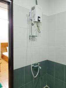 a shower with a blow dryer in a bathroom at Mũi Dinh Hotel in Phan Rang–Tháp Chàm