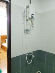 um chuveiro com secador de cabelo na casa de banho em Mũi Dinh Hotel em Phan Rang-Tháp Chàm
