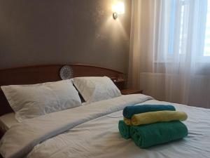 Een bed of bedden in een kamer bij 1-ком.квартира от ИП Дома света, перекресток Кенесары-Кумисбекова