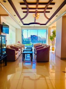 un vestíbulo con sofás y una mesa en una habitación en Arabian Palm Hotel, en Rabigh