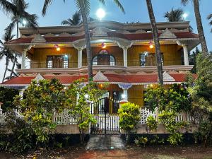 una casa con una valla delante de ella en Kovalam Beach House en Thiruvananthapuram