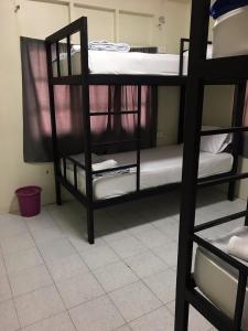 Postel nebo postele na pokoji v ubytování Holiday Phangan - Hostel & Bar
