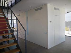 パルマ・デ・マヨルカにあるPrecioso chalet vanguardistaの階段と白い壁の部屋