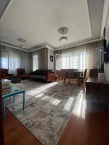 sala de estar con sofá y mesa en Antalya Kepez en Yukarıkaraman
