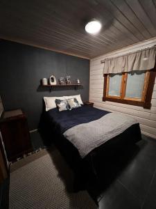 sypialnia z dużym łóżkiem w pokoju w obiekcie Levin Ruska B w mieście Kittilä