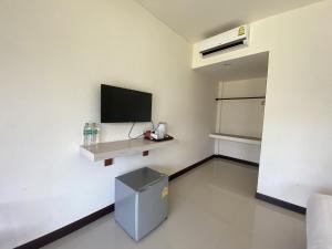 ランタ島にあるMalee Sirin Old Townの小さな客室で、テレビ、冷蔵庫が備わります。