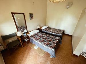 Pokój hotelowy z 2 łóżkami i lustrem w obiekcie Maktau Mountain Lodge w mieście Kirongo