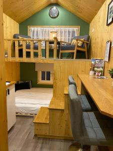 Pokój z biurkiem i łóżkiem piętrowym w obiekcie Tiny House Ahse im PIER9 Tiny House Hotel w mieście Hamm