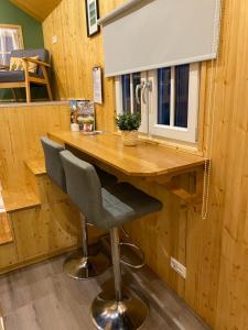 un bar in una casetta minuscola con una finestra di Tiny House Ahse im PIER9 Tiny House Hotel a Hamm