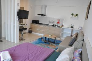 バンギにあるBayu Bangiのソファとテーブルのあるリビングルーム