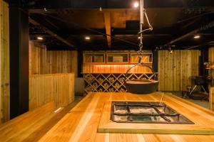 una camera con tavolo in legno e ciotola di ロックフォレスト北軽井沢 a Kita-karuizawa