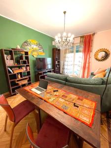 een woonkamer met een tafel en een laptop. bij Feels like home in Turijn