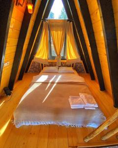 uma cama grande num quarto com uma janela em Bungalow with Heated Private Pool in Sapanca em Sakarya