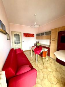 uma sala de estar com um sofá vermelho e uma mesa em Feels like home em Turim