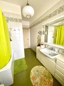 uma casa de banho com um lavatório, uma banheira e um espelho. em Feels like home em Turim