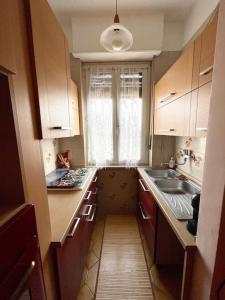 una pequeña cocina con fregadero y ventana en Feels like home en Turín