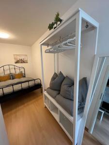 Zimmer mit 2 Etagenbetten in einem Zimmer in der Unterkunft R&L Apartment Uhlandstrasse in Leipzig