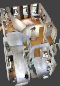 mit Blick auf die Küche und das Wohnzimmer in der Unterkunft R&L Apartment Uhlandstrasse in Leipzig