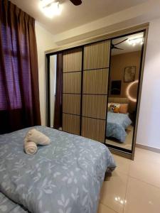 Un dormitorio con una cama y un espejo grande. en Cozy Spacious Home 2 BR SKS Habitat Larkin JB, en Johor Bahru 30 fotos más