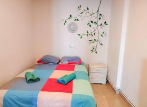 グラウスにあるCasa Julia Grausのベッドルーム1室(枕2つ、木の壁画付)
