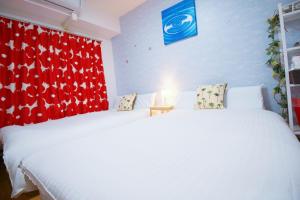 Postel nebo postele na pokoji v ubytování HOTEL AARON通天西